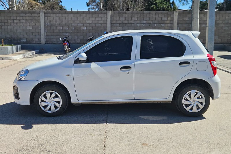 Toyota ETIOS X 5P MT - 4
